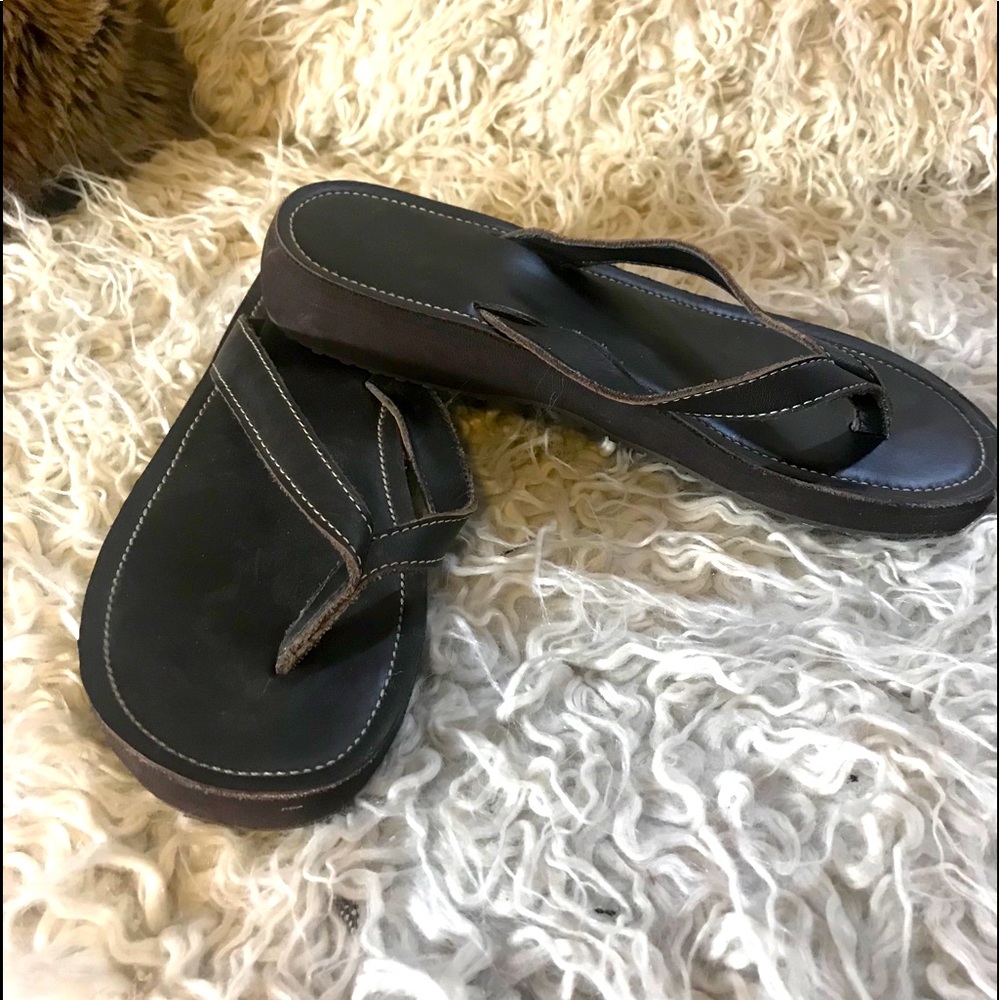 🌻Eddie Bauer leather flip flops size 8.5🌻